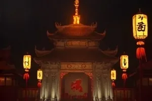 公寓走廊里住户门缝透出灯光的画面