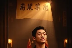 黄昏站台上两人背向而立的情感剧画面