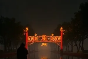 小店内两人对着一堆货物盘点的轻喜剧画面