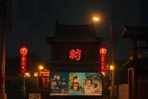 海雾弥漫时码头上看不清人影的悬疑画面